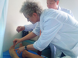 Akupunktur am Patienten bei Prof. Lin Chen