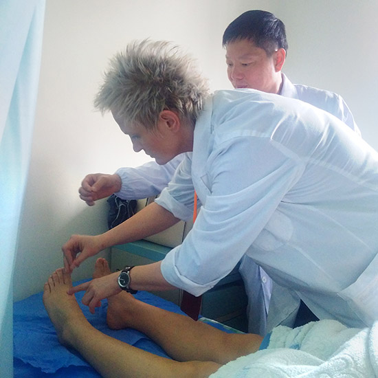 Akupunktur am Patienten bei Prof. Lin Chen